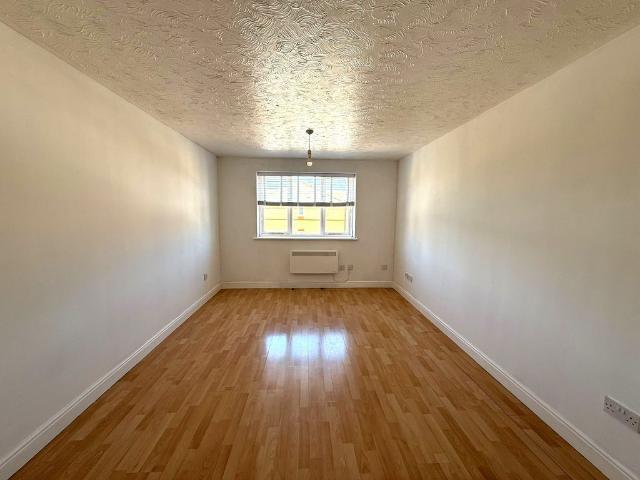 Clarence Close, Barnet EN4, 2 bed flat to rent, £1,650 pcm | PrimeLocation