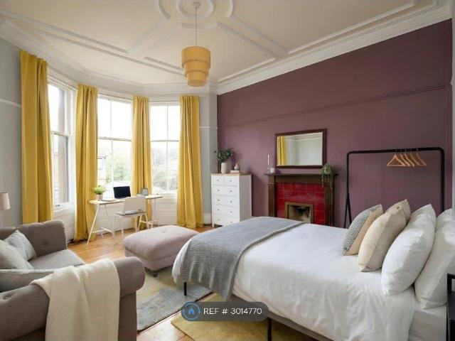 Clarence Drive, Glasgow G12, 3 bed flat to rent, £1,900 pcm | PrimeLocation