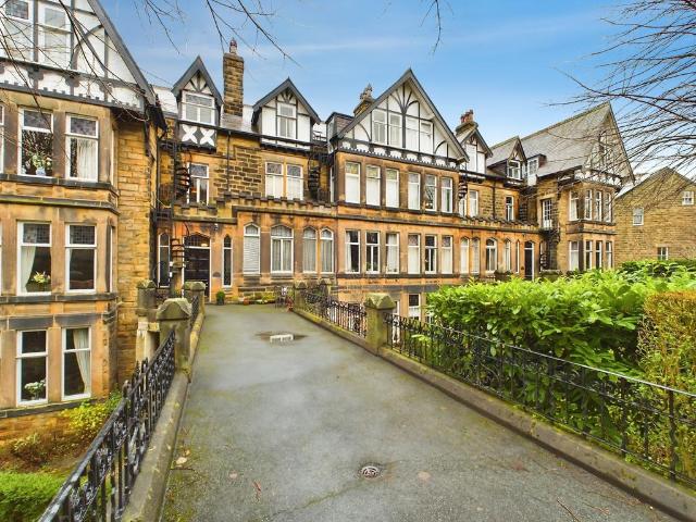 Clarence Drive, Harrogate, HG1 2 bed flat to rent £1,650 pcm £381 pw