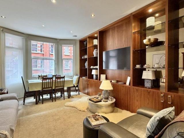Clarence Gate Gardens, Glentworth. 3 bed apartment to rent £5,200 pcm £1,200 pw