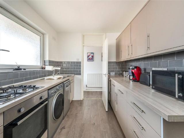 Clarence Lane, London 2 bed flat to rent £1,900 pcm £438 pw