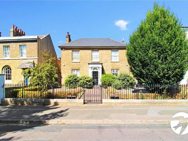 Clarence Place, Gravesend, Kent, DA12 2 bed flat to rent £1,300 pcm £300 pw
