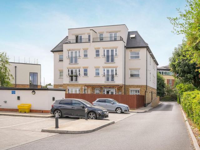Clarence Road, Clarence West, SL4 2 bed flat to rent £1,995 pcm £460 pw