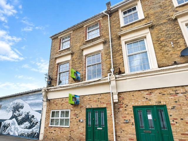 Clarence Road, East Cowes PO32, 3 bed flat to rent, £1,050 pcm | PrimeLocation