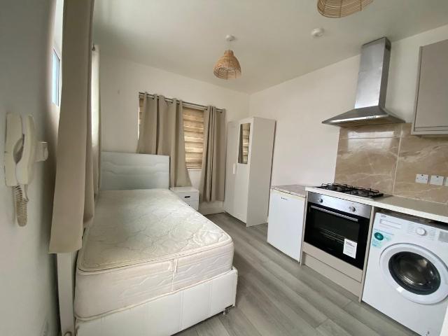 Clarence Road, Hackney E5, Studio to rent, £1,200 pcm | PrimeLocation