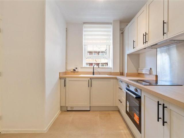 Clarence Road, London, E5 2 bed apartment to rent £2,700 pcm £623 pw