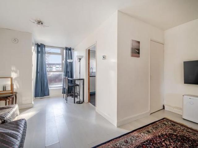 Clarence Road, Windsor SL4, 1 bed flat to rent, £1,300 pcm | PrimeLocation