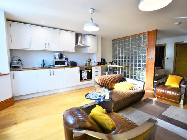 Clarence Square, City Centre. 1 bed flat to rent £1,400 pcm £323 pw
