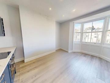 Clarence Square, City Centre. 2 bed flat to rent £1,650 pcm £381 pw