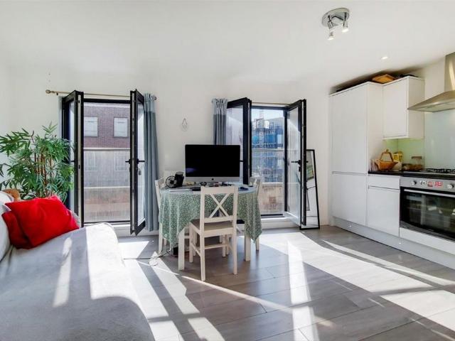 Clarence Street, Kingston Upon Thames. 1 bed flat to rent £1,550 pcm £358 pw