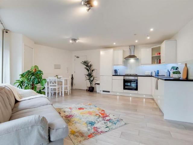 Clarence Street, Kingston Upon Thames. 1 bed flat to rent £1,600 pcm £369 pw