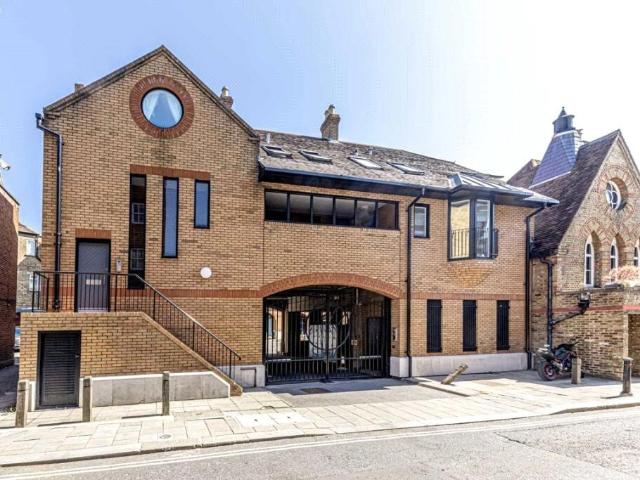 Clarence Street, Surrey 2 bed apartment to rent £2,950 pcm £681 pw