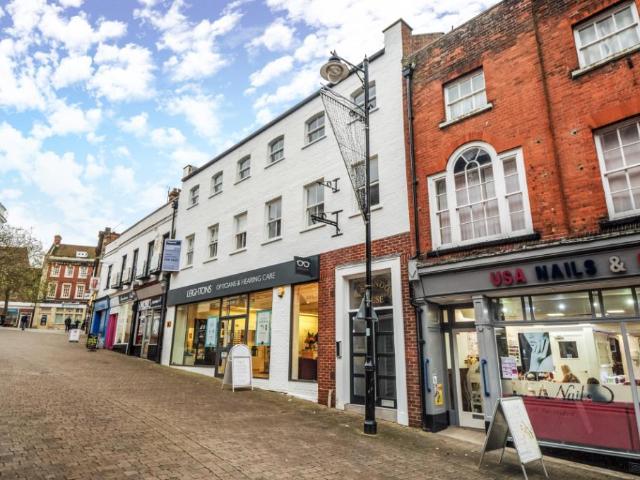 Clarendon House, Church Street. 2 bed apartment to rent £1,225 pcm £283 pw
