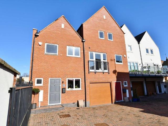 Clarendon Mews, Alveston Place. 2 bed mews to rent £1,600 pcm £369 pw
