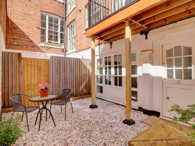 Clarendon Square, Leamington Spa. 1 bed apartment to rent £950 pcm £219 pw