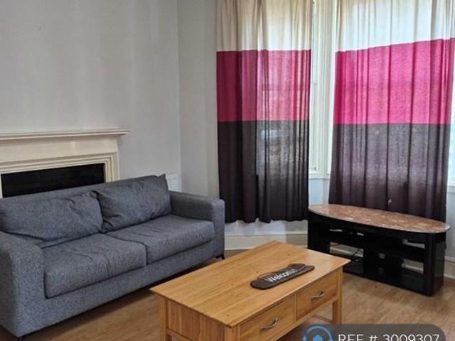 Clarendon Road, Ashford, TW15 2 bed semi detached house to rent £1,700 pcm £392 pw