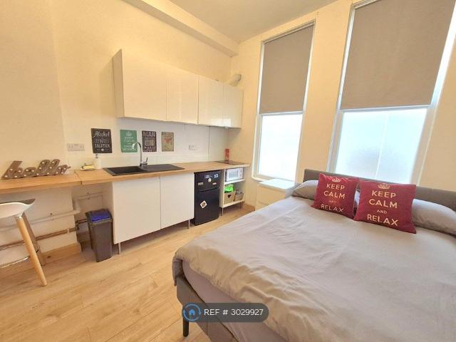 Clarendon Road, Birmingham B16, Studio to rent, £750 pcm | PrimeLocation