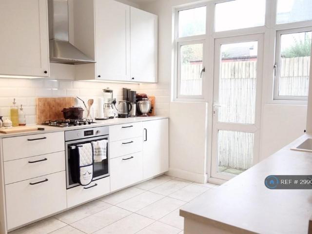 Clarendon Road, London, SW19 2 bed maisonette to rent £2,450 pcm £565 pw