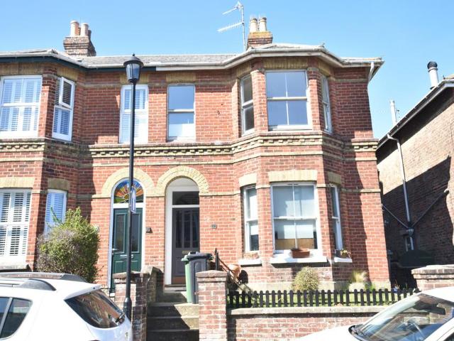 Clarendon Road, Shanklin 2 bed maisonette to rent £835 pcm £193 pw