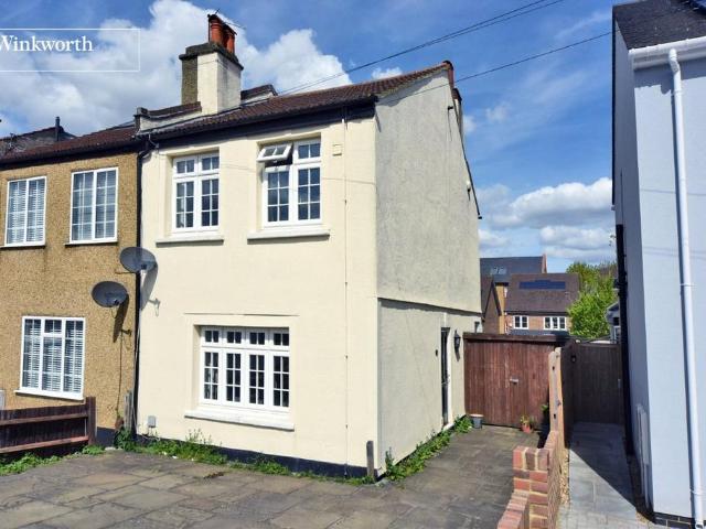 Clarkes Avenue, Worcester Park, KT4 3 bed semi detached house to rent £2,400 pcm £554 pw
