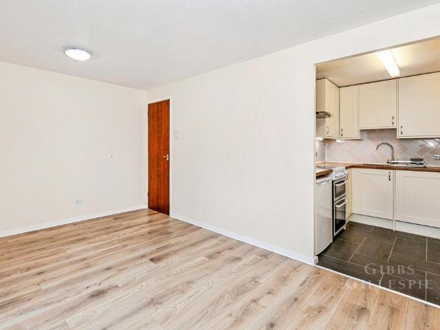 Clarkes Drive, Uxbridge, UB8 Studio to rent £1,125 pcm £260 pw