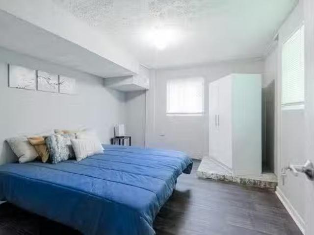 Clarkston Home, a 6 minute walk to bus 126 id. 88