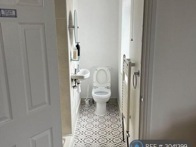 Claridge Road, Newcastle Under Lyme, ST4 1 bed in a house share to rent £516 pcm £119 pw