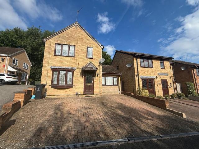 Clary Road, Swindon, SN2 4 bed property to rent £1,550 pcm £358 pw