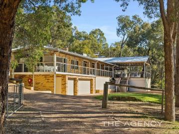 Perfect For Multi Generational living Colonial Farmhouse & Granny Flat on 3483 sqm Block