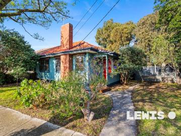 Classic Maisonette With Great Bones!