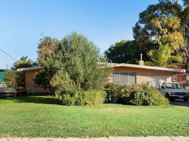 Classic Mandurah Home near Beach Park Shops
