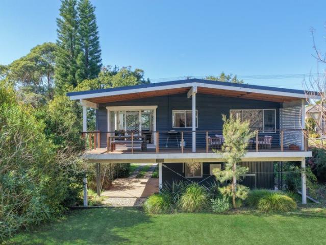 Classic Mollymook Beach House with Ocean Glimpses