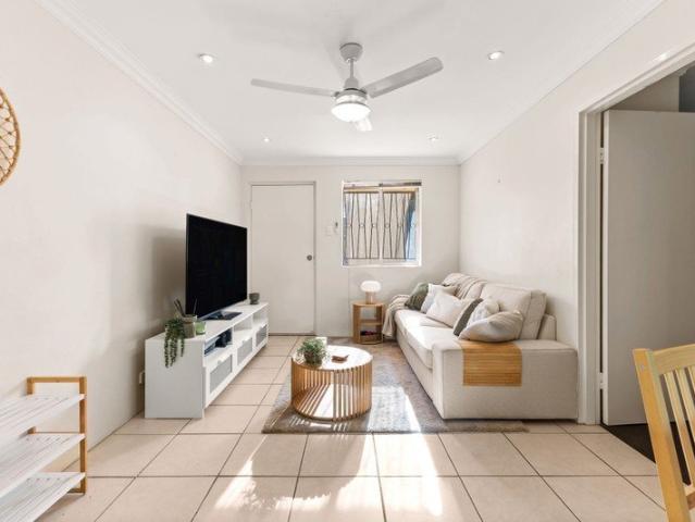 Top floor New Farm unit on quiet, leafy street