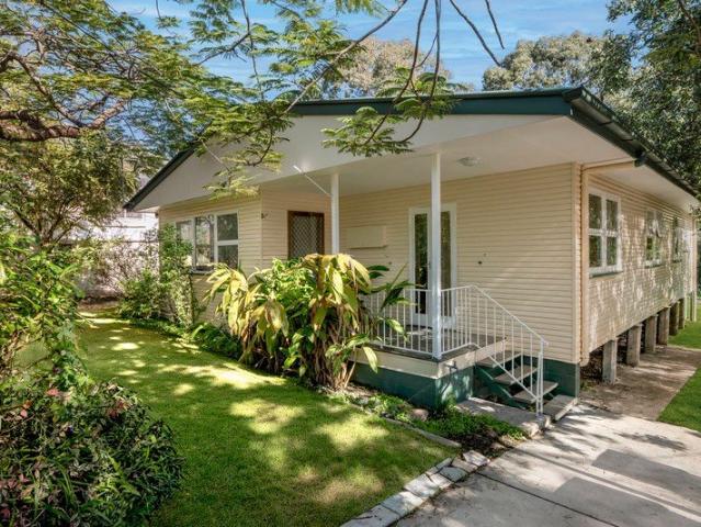 Classic Original Renovator or Prime Knockdown Rebuild Opportunity on 625m2