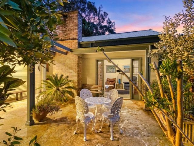Classic Avalon Beach Cottage with Walk to village
