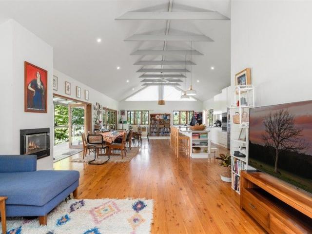 Classic Burradoo Charm with Expansive Garden Setting
