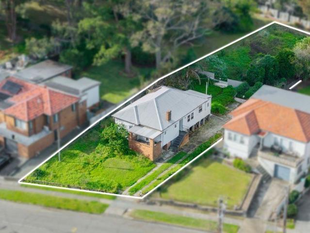 Classic Bones & Substantial Block Awaiting Your Vision, 800m to UoN