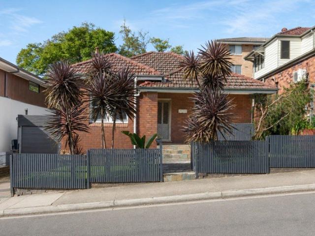 CLASSIC CHARACTER WITH PRESTIGE POTENTIAL IN WATERSIDE LOCALE
