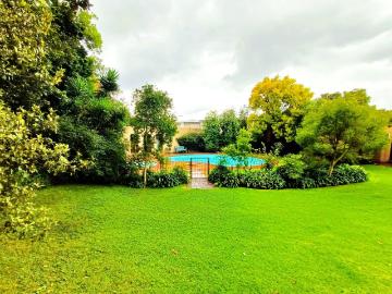 Classic Charm Meets Modern Living – Renovated 1 Bedroom Victory Park Cottage