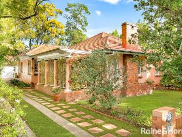 CLASSIC CHARM AND CHARACTER in UNBEATABLE HIGH SIDE LOCATION