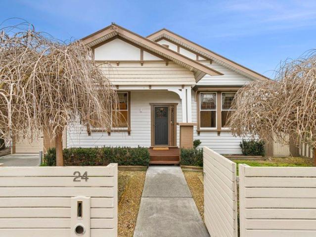 Classic Charm, Contemporary Comfort, Café Lifestyle