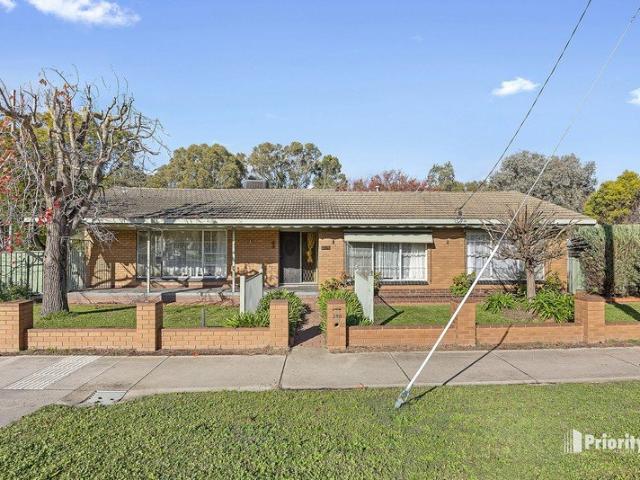 CLASSIC COMFORT, CONVENIENCE & ROOM TO ENTERTAIN