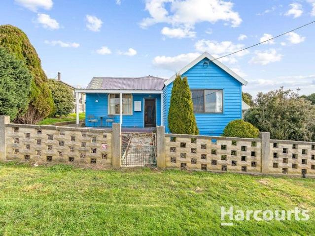Classic Cottage Home Close to Coast & Trails