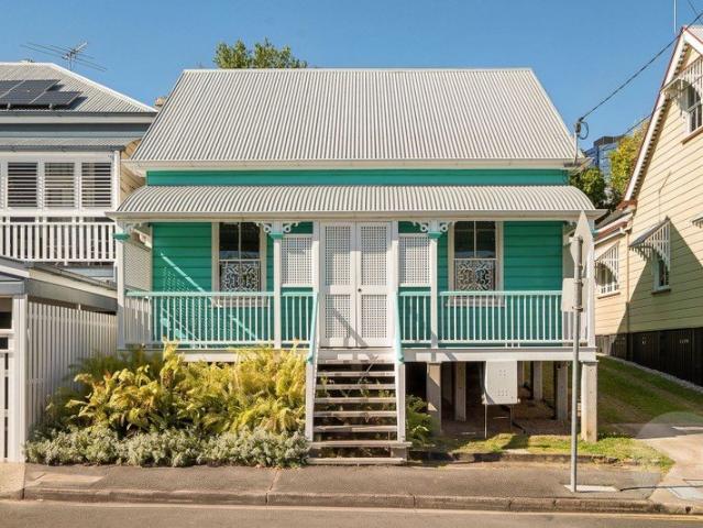 Classic Cottage in Prime Spring Hill