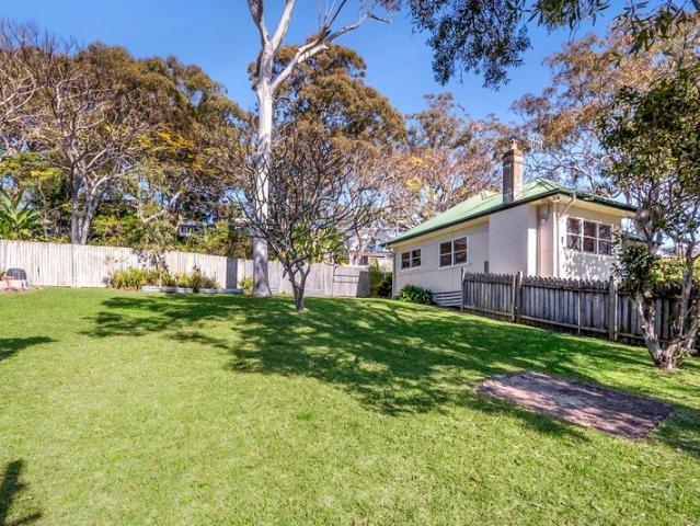 Classic cottage on substantial garden block