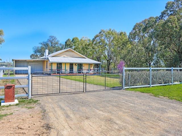 CLASSIC COUNTRY HOME ON THE EDGE OF TOWN