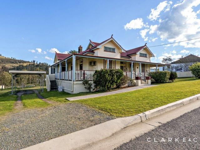 CLASSIC COUNTRY LIVING ON A SPACIOUS PARCEL!