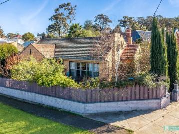 Classic cream bricker in prestigious Quarry Hill!
