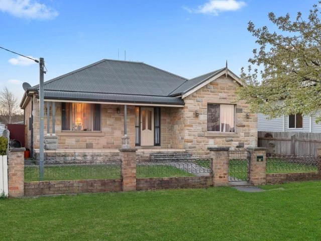 Classic Crookwell Character with a Striking Sandstone Facade