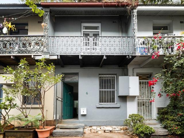 Classic Darlinghurst terrace on 'hidden' laneway like street